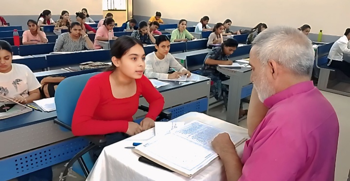 बड़वानी महिमा ने अपने गायन से सभी को किया भावुकमाँ, मेरी माँ, प्यारी माँ, मम्मा, हाथों की लकीरें बदल जायेंगी, गम की ये ज़ंजीरे पिघल जायेंगी, हो खुदा पे भी असर, तू दुआओं का है घर,