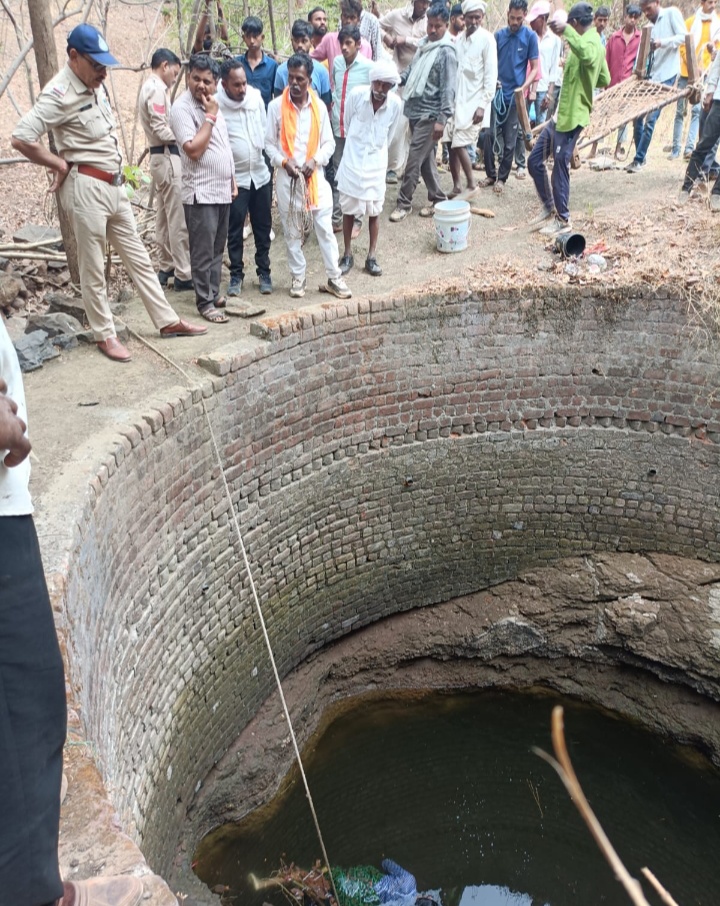 नालछा ग्राम मेहंदी खेड़ी में अपने ही कुएं पर पानी भरने गई महिला के पैर फिसलने से कुवै में डूब जाने से मौत मौके पर पुलिस पहुंची मर्ग  कायम किया