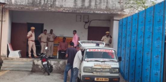 प्रताप गढ़ धमोत्तर बस स्टैंड पर सड़क हादसा: अज्ञात वाहन की टक्कर से एक की मौत, एक गंभीर घायल