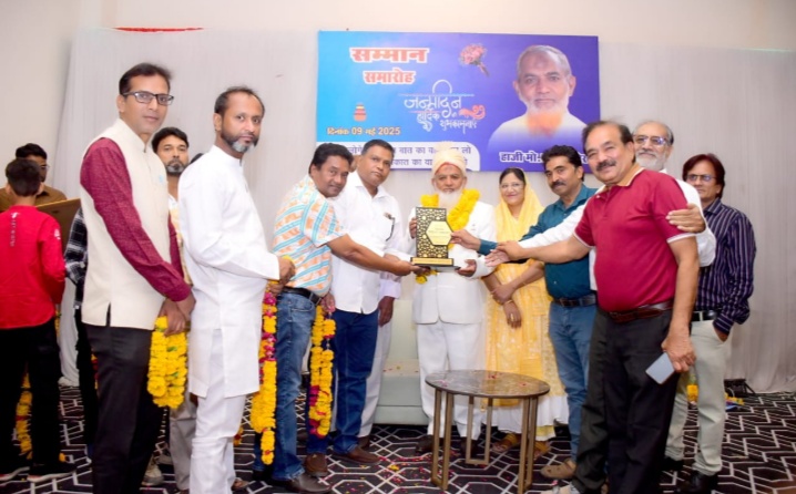 बड़वानी  विद्युत विभाग में 41 वर्ष की सुदीर्घ सेवाओं के बाद  मोहम्मद सादिक शेख का शाल श्री फल भेंट कर  सम्मान किया