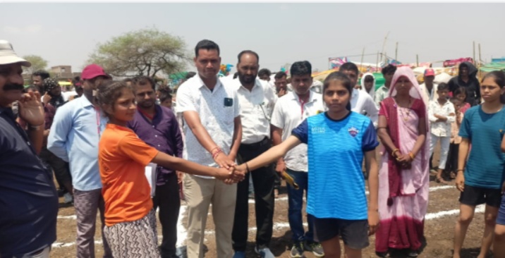 प्रताप गढ़ गौतमेश्वर मेले में खेल प्रतियोगिताओ के उद्घाटन की घोषणा करते हुये उपखण्ड अधिकारी जगदीश चन्द्र बामनिया ने कहा सच्ची क्रीडा भावना ही एकता के भाव जगाती हैं