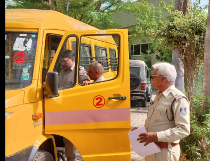 लोक परिवहन वाहनों एवं स्कूल/कॉलेज बसों पर विशेष चेकिंग अभियान यातायात पुलिस बड़वानी एवं आरटीओ की संयुक्त कार्रवाई 1लाख 20 हजार का  वसूला शुल्क