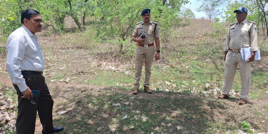पानसेमल अज्ञात महिला की हत्या के मामले में पुलिस अधीक्षक बड़वानी श्री जगदीश डावर द्वारा घटनास्थल का निरीक्षण दिए निर्देश