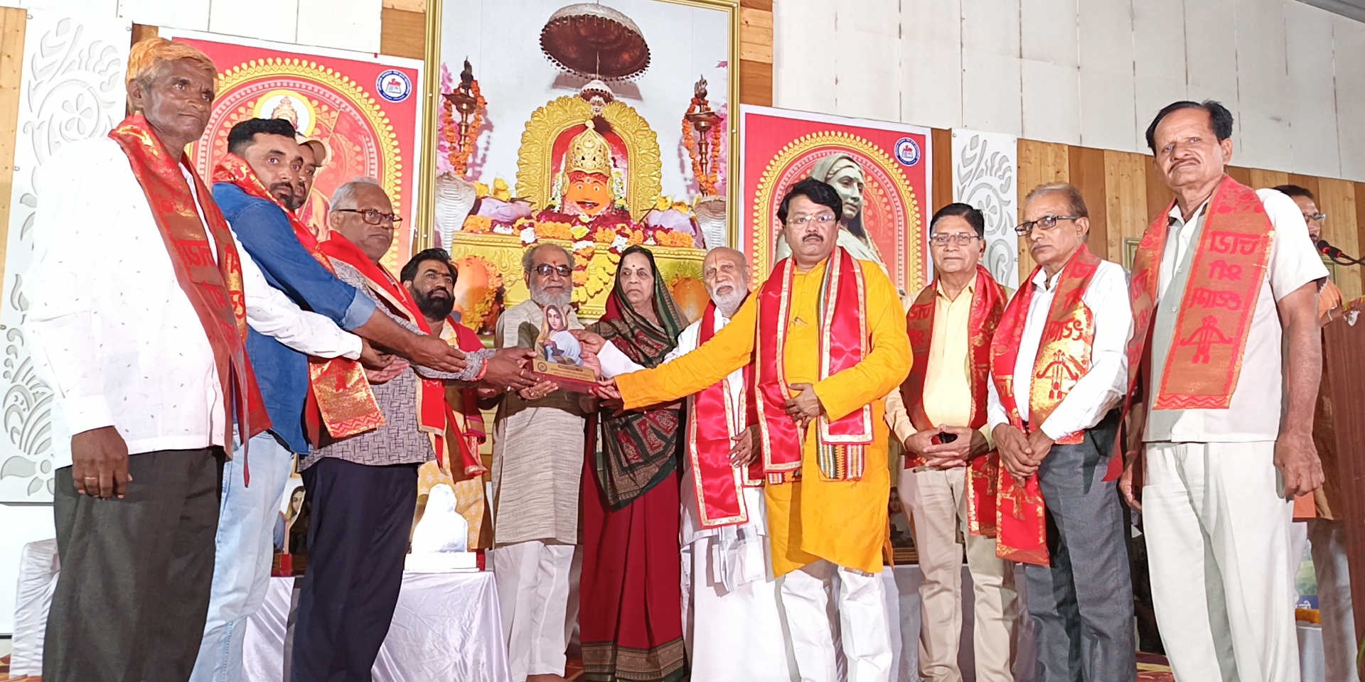 बडवानी आंचलिक पत्रकार संघ वर्त जुलवानिया के द्वारा लोक माता देवी अहिल्या बाई अलंकरण समारोह का आयोजन किया गया कई सामाजिक हस्तियों के साथ पत्रकारों को भी महर्षि नारद सम्मान से स्मानित किया गया