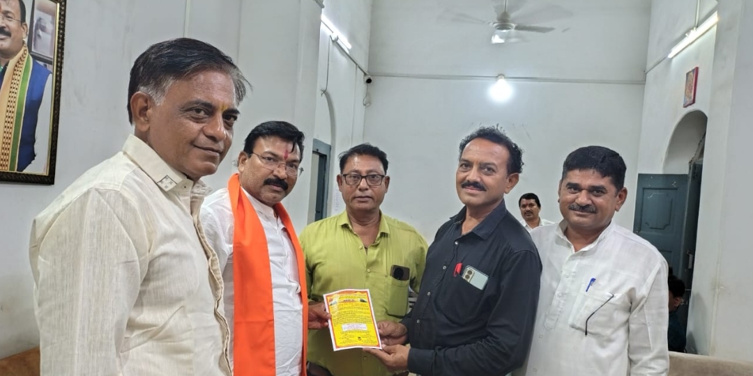 बड़वानी नर्मदा ताप्ती रेल संकल्प भूमि पूजन के कार्यक्रम का आमंत्रण महामहिम राज्यपाल को सौपा कार्यक्रम में आने का अनुरोध किया गया