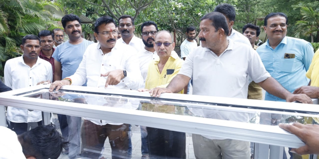 बडवानी सांसद गजेन्द्रसिंह पटेल ने दी बड़वानी जिले के 10 अस्पतालों को डेड बॉडी फ्रीजर की सौगात सांसद निधि से ₹23.67 लाख की लागत से वर्षों से लंबित अतिआवश्यक सुविधा अब हुई पूरी जनता ने दिया धन्यवाद