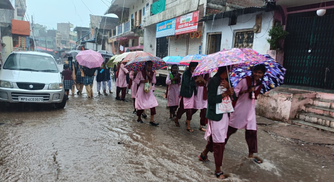 नलाछा पर्यटन नगरी मांडू जाने वाले पर्यटक नालछा में लगने वाले जाम से हो रहे हैं परेशान, कीचड़ व गंदगी के कारण वाहन चालकों को आ रही है दिक्कते जवाबदार पंचायत सचिव ने आंखे मूंदी