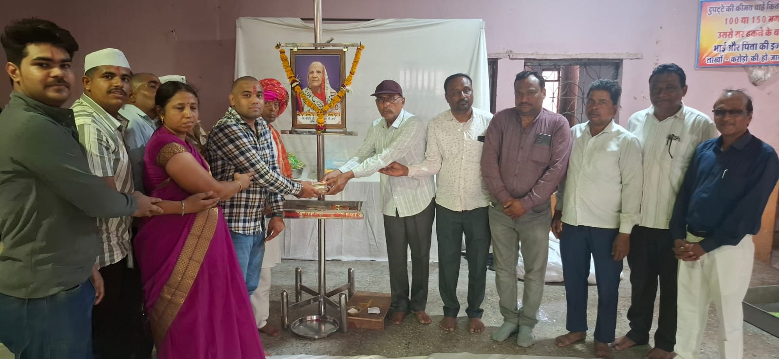 मां हरसिद्धि गौशाला को श्रीमती लीलावती पति गोपाल शर्मा की पूर्ण स्मृति में योगेश शर्मा राजेंद्र शर्मा और माया शर्मा के द्वारा एक लाख 151000 की राशि दान की गई