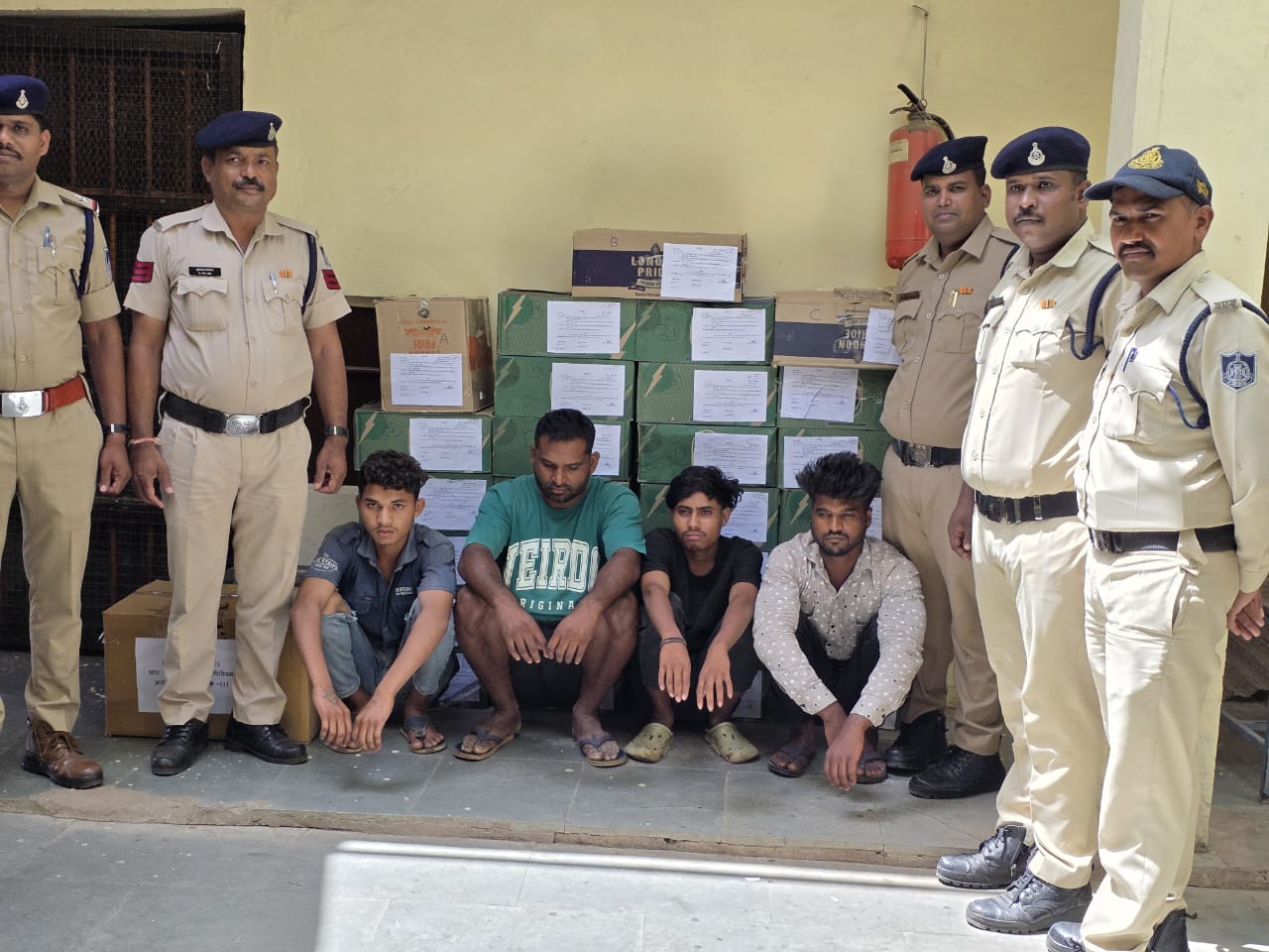 नालछा थाना अंतर्गत ग्राम सोडपुर में मंगलवार  एक संदिग्ध कार से 30 बेटी शराब जप्त की  जिसकी कार सहित कीमत करीब 6लाख 24000 हजार बताई गई है कार के साथ तीन आरोपी सहित एक बाल अपचारी को भी पकड़ा गया है।