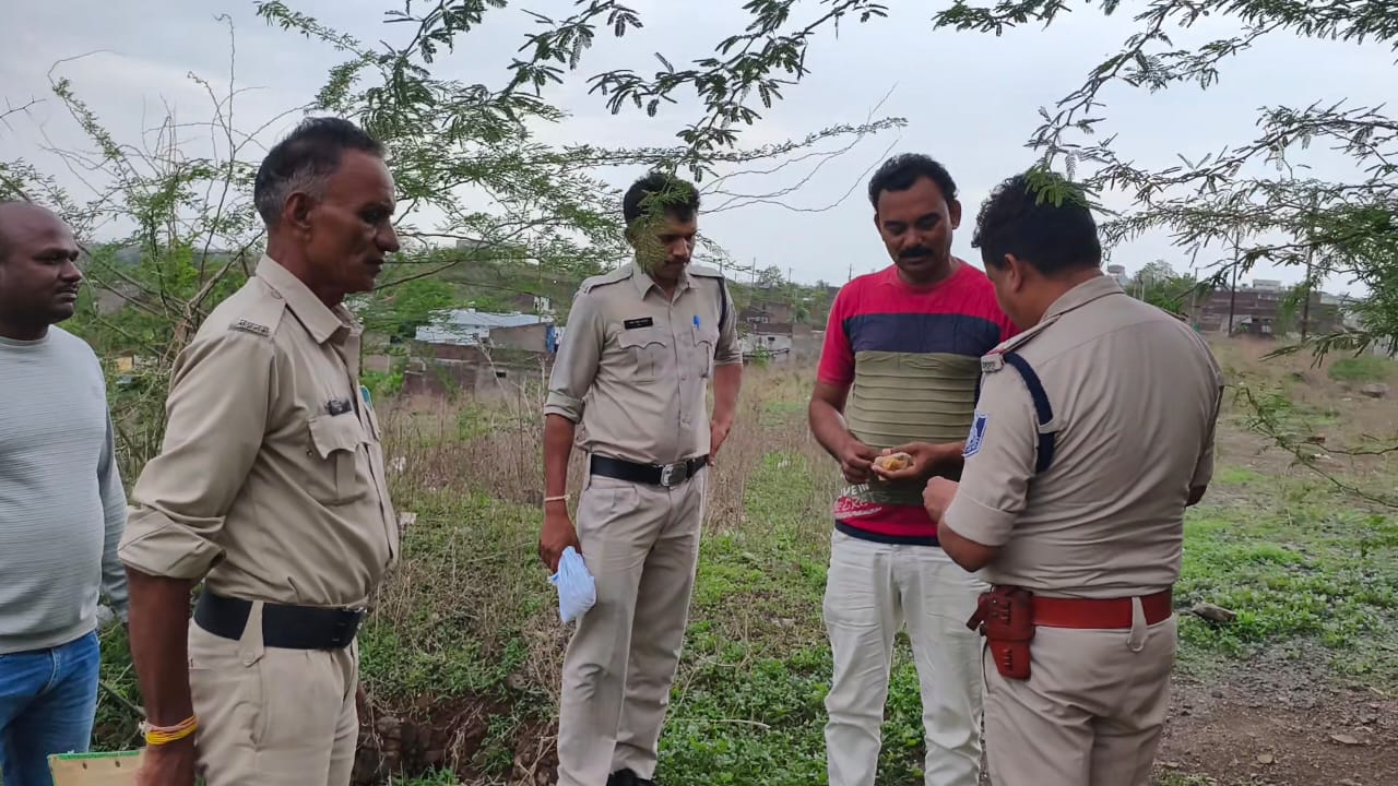 उच्च अधिकारियों के निर्देश से थाना प्रभारी कुक्षी  राजेश यादव के नेतृत्व में एक टीम गठित की गई टीम द्वारा कई जगह दबिश देकर सट्टे पर कड़ी कार्रवाई की  गई