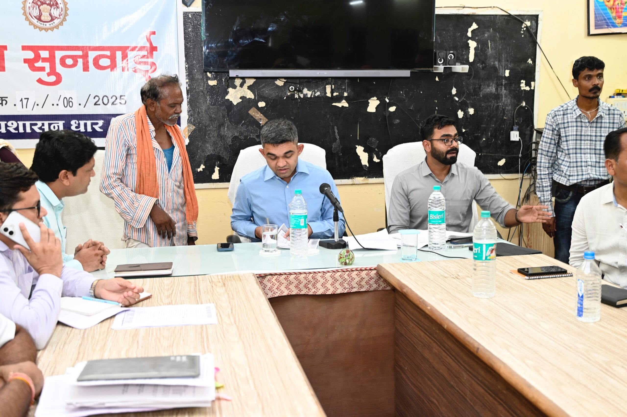 कुक्षी में जनसुनवाई करने पहुंचे कलेक्टर प्रियंक मिश्रा 85 आवेदन प्राप्त, कई मामलों में दिए तत्काल कार्यवाही के निर्देश