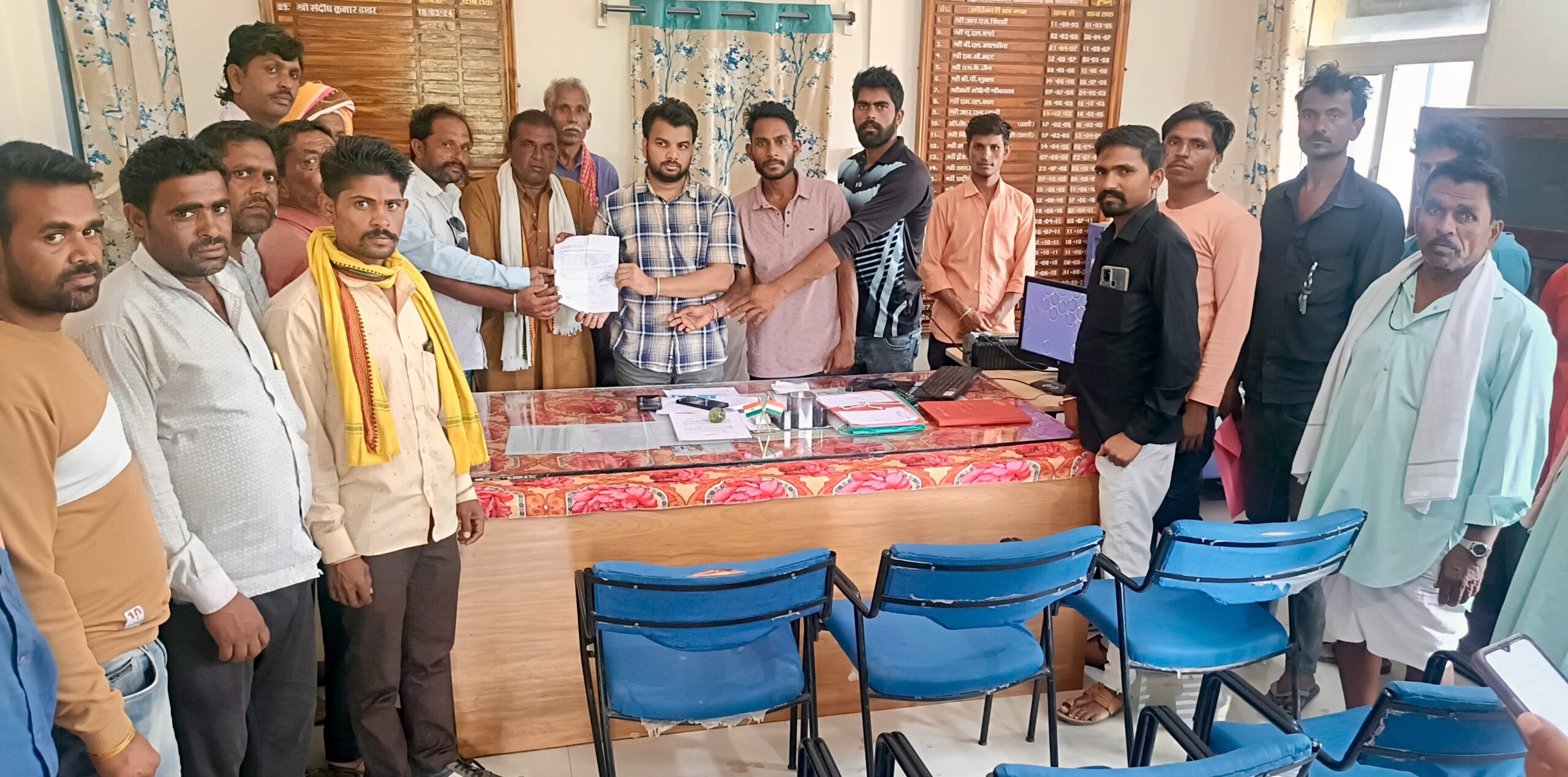 सचिवके स्थानांतरण निरस्त करने के लिए ग्राम पंचायत काकालपुरा जनपद पंचायत नालछा के ग्रामीणों ने मुख्य कार्यपालन अधिकारी श्री संदीप डाबर को दिया आवेदन