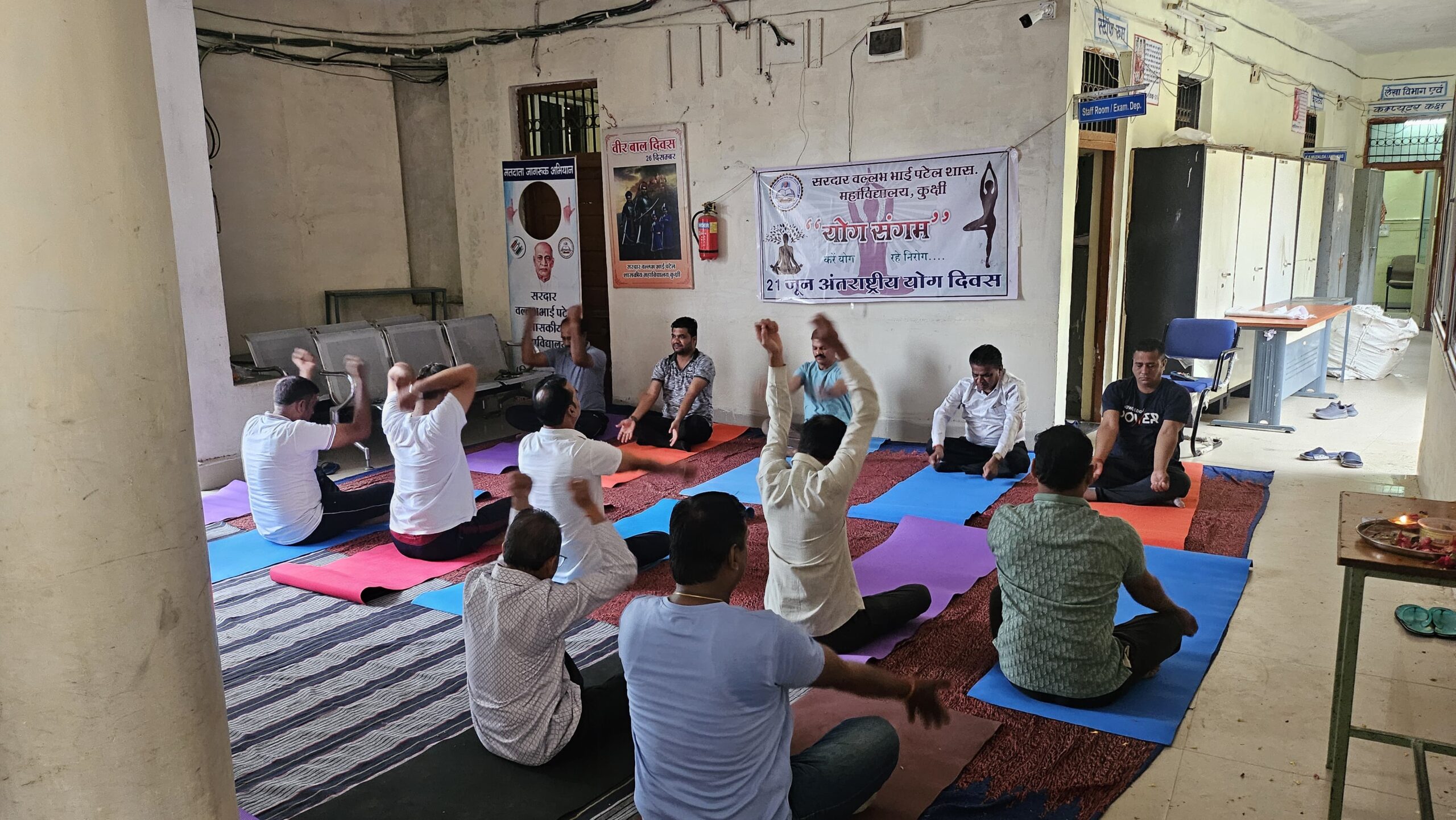 कुक्षी सरदार वल्लभ भाई पटेल शासकीय महाविद्यालय कुक्षी,, जनभागीदारी समिति के अध्यक्ष ओ पी पाटीदार एवं प्राचार्य डॉ गर्ग द्वारा दीप प्रज्ज्वलन क़र कार्यक्रम का शुभारम्भ किया,