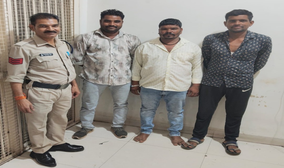 धार पुलिस उप महानिरीक्षक/पुलिस अधीक्षक धार श्री मनोज कुमार सिंह के निर्देशन में धार पुलिस द्वारा कल रात्रि में काम्बिंग गस्त के दौरान 40 स्थाई वारंटी व 45 गिरफ्तारी वारंटियो कुल 85 बदमाशो को गिरफ्तार करने में सफलता मिली। साथ ही जिले में 159 गुंडे, 163 निगरानी बदमाशों को चेक कर उनके विरूद्ध प्रभावी कार्यवाही की गई।