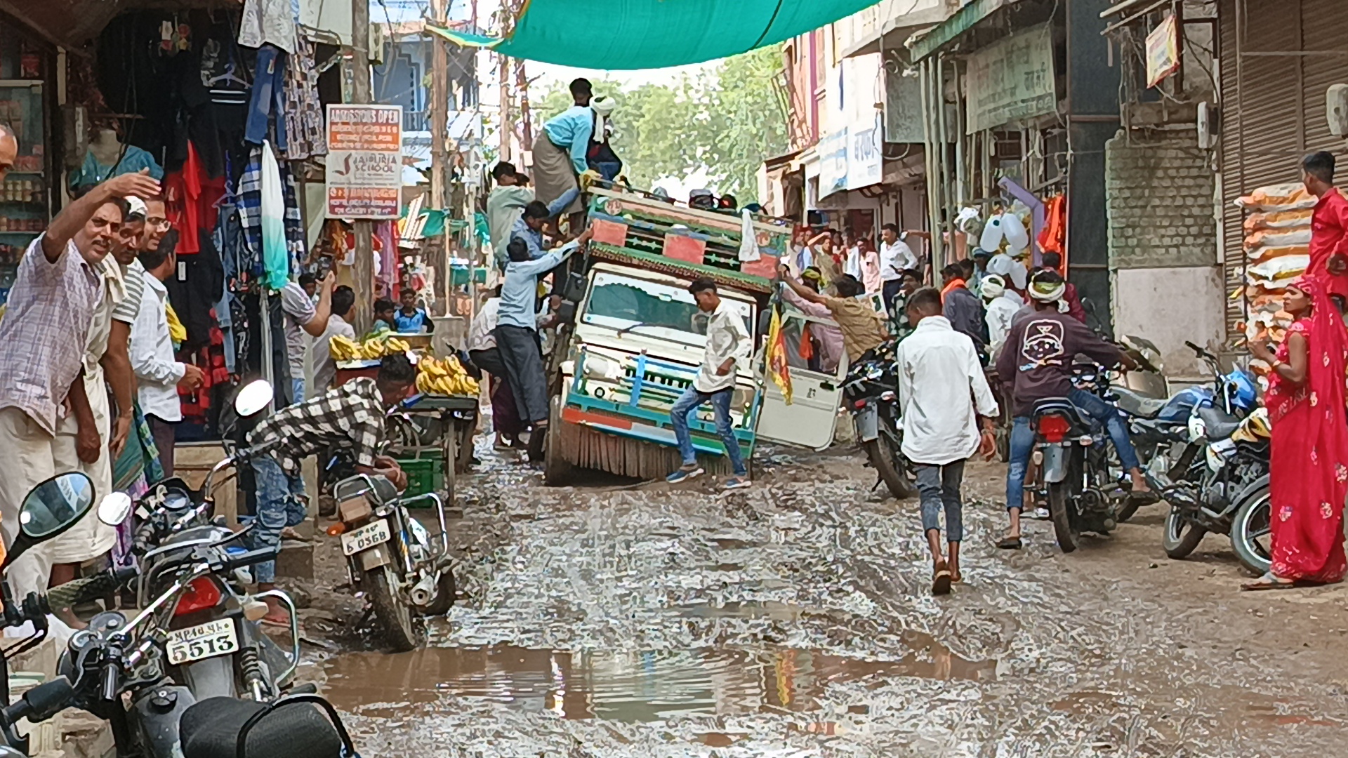 नगर अंजड़ में सीवरेज लाइन डालने वाली कंपनी की मनमानी और तानाशाही से आम जनता परेशान सड़क में हो रहे बड़े-बड़े खड्डे वाहन फंस रहे हैं और दो पहिया वाहन चालक गिर रहे हैं