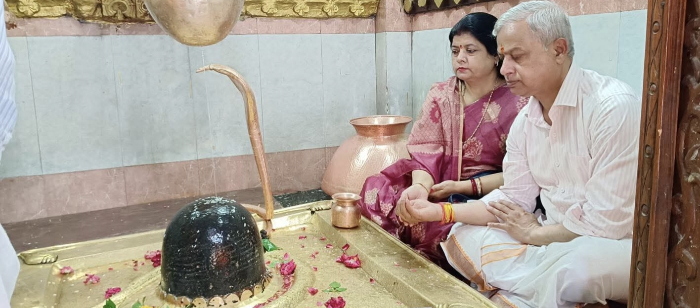 इंदौर संभागायुक्त द्वारा बिल्वमृतेश्वर महादेव के दर्शन कर पूजा अर्चना की