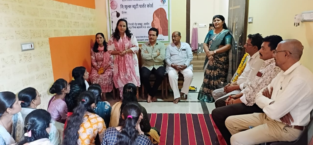 आत्मनिर्भरता की ओर कदम पलसूद में निःशुल्क ब्यूटी पार्लर कोर्स का भव्य शुभारंभ