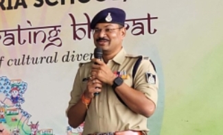 बडवानी अति.पुलिस अधीक्षक श्रीमान धीरज बब्बर ने  रायपुरिया स्कूल में  बच्चो को  नए कानून  एव  यातायात अन्य कानून की कई रौचक जानकारिया दी