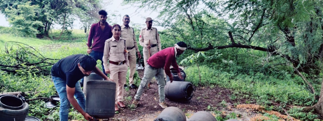 कुक्षी के आबकारी उप निरीक्षक एकता सोनकर एवं स्टाफ द्वारा सुसारी,उदासबयड़ी, हैलादड लोनी, स्थानों पर ग्गश्त दबिश् कर 2200 किलोग्राम महुआ लहान एवं 120 बल्क लीटर हाथ भट्टी मदिरा जप्त  6 पर प्रकरण दर्ज