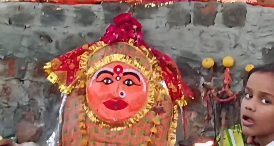 प्रताप गड भू  गर्भ से प्रकट हुई मां मसान  काली पर भक्तों को राजराजेश्वरी जोगमाया मसान वाली महाकाली दिन में देती है तीन रूपों में दर्शन