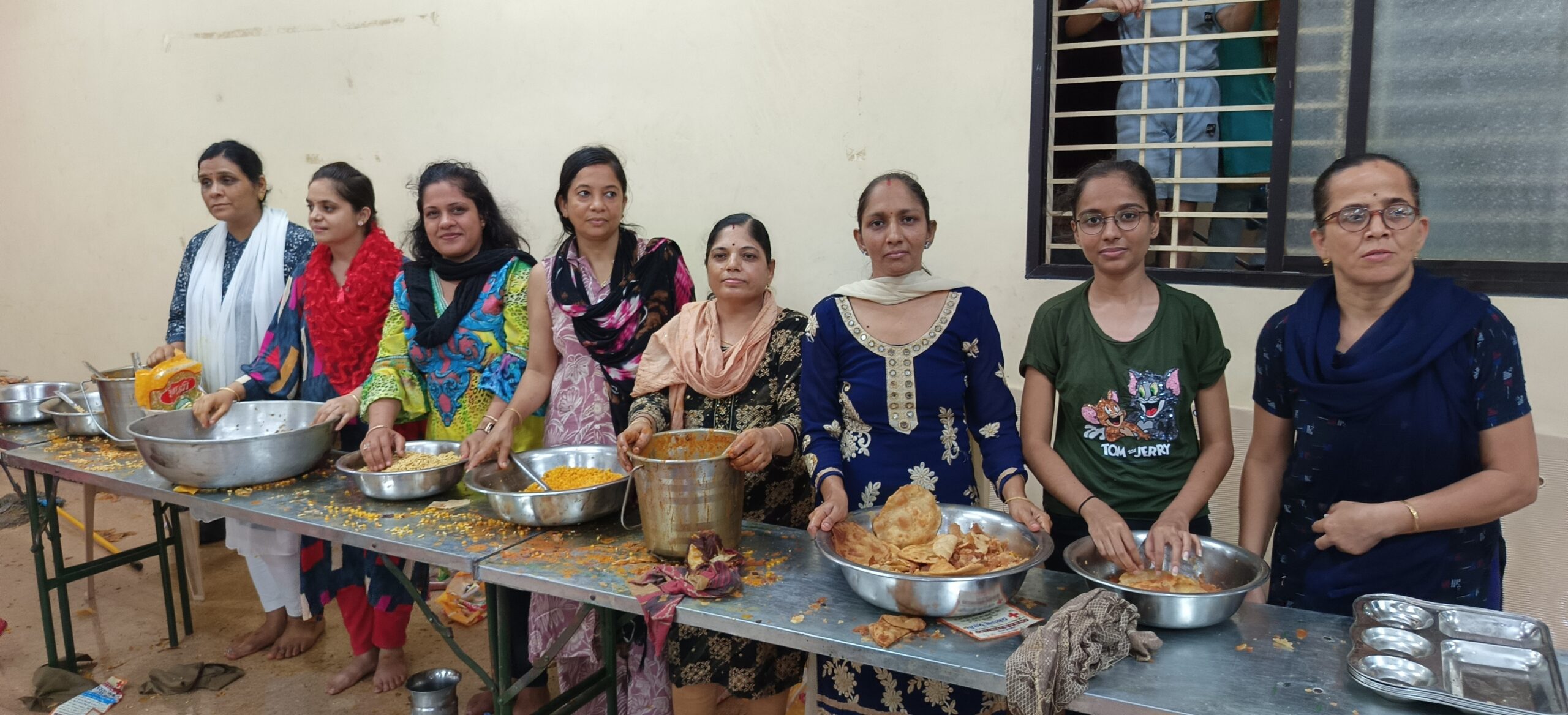 अंजड़ सिंधी समाज के द्वारा प्रति वर्ष अनुसार ईश्वर  भी सिंधी समाज धर्मशाला में श्रावण मास में भव्य भंडारे का आयोजन किया गया 15 हजार से अधिक भक्तों ने पाई प्रसादी