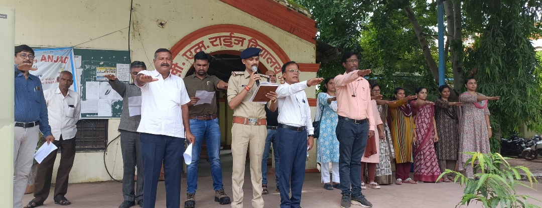 अंजड थाने के द्वारा नशे से दूरी है जरूरी  जन जागरूकता अभियान का शुभारंभ सीएम राइस  स्कूल अंजड़ से किया छात्रों ने रैली निकालकर जागरूकता का दिया संदेश थाना प्रभारी नारायण रावल ने छात्रों को नशा नही  करने की दिलाई शपथ