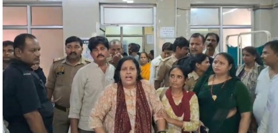 यूपी के वाराणसी जिला जेल चौकाघाट में बंद आशुतोष उर्फ मोहित सिंह की संदिग्ध मौत के मामले में मंगलवार को कचहरी में परिजनों ने शव रखकर प्रदर्शन किया परिजनों ने जेल प्रशासन पर लगाए गंभीर आरोप