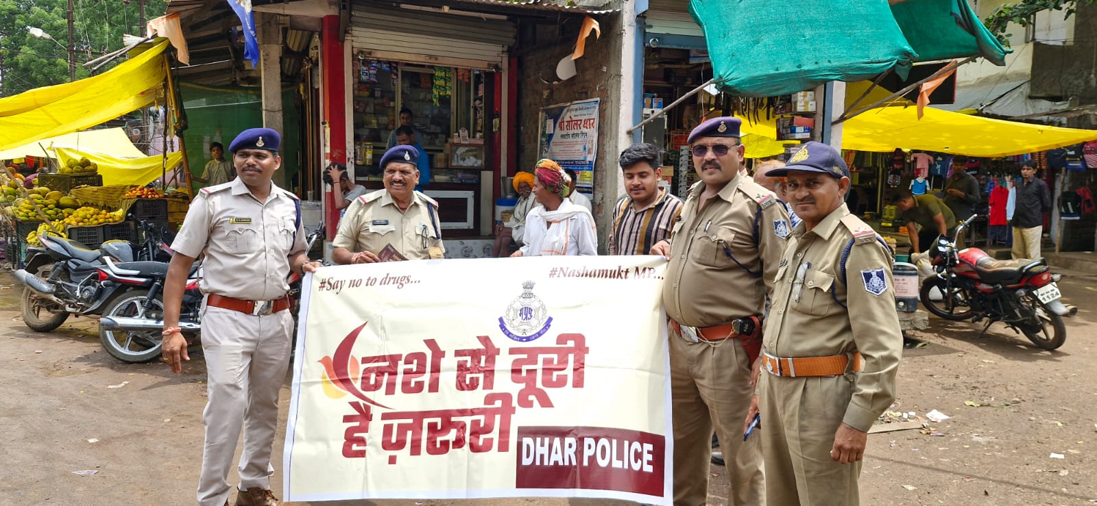 नालछा थाना प्रभारी राहुल चौहान के नेतृत्व में नालछा नगर में नशा मुक्ति अभियान को लेकर जन जागरूकता रैली निकाली गई  चौराहा और चौपाल पर जाकर ग्रामीणों को नशा मुक्ति को लेकर दिया संदेश