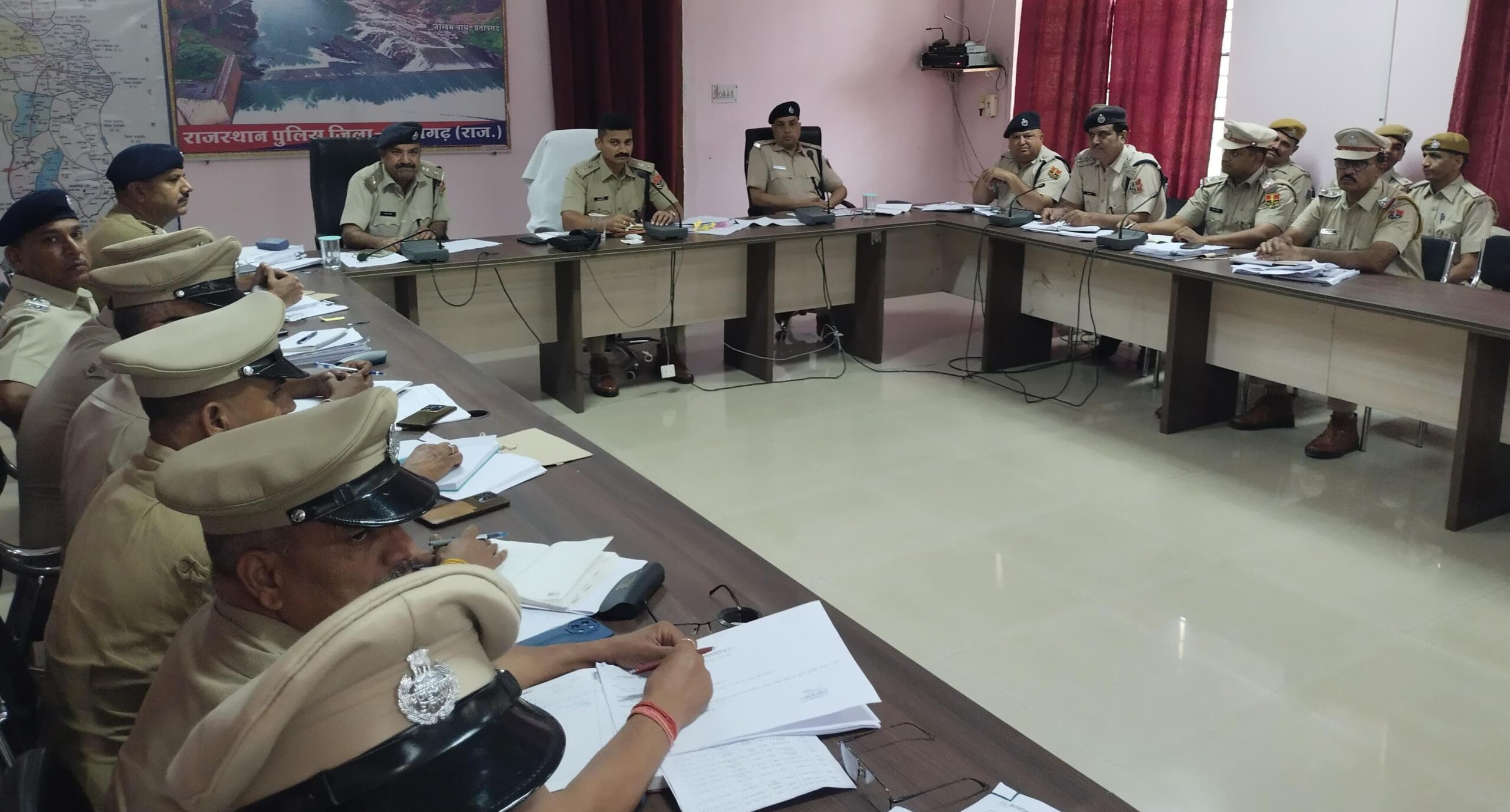 प्रतापगढ़ जिला पुलिस अधीक्षक बी. आदित्य के द्वारा आज अपराध समीक्षा बैठक (क्राईम मीटिंग) का आयोजन किया गया जिसमें सभी थाना प्रभारी उपस्थित रहे
