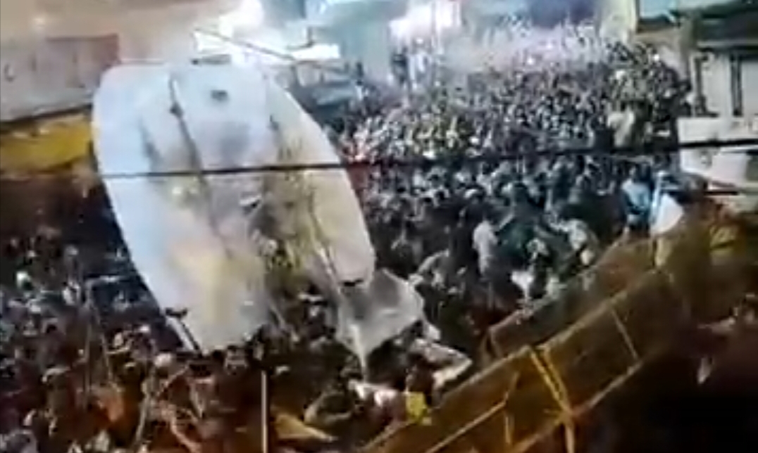 उज्जैन में  शांति समिति में मोहर्रम के तय रास्ते   को छोड़कर नए  रास्ते पर ले जाने पर हुवा बवाल पुलिस ने किया लाठी चार्ज कई  लोगों पर मुकदमा दर्ज स्थिति नियंत्रण में