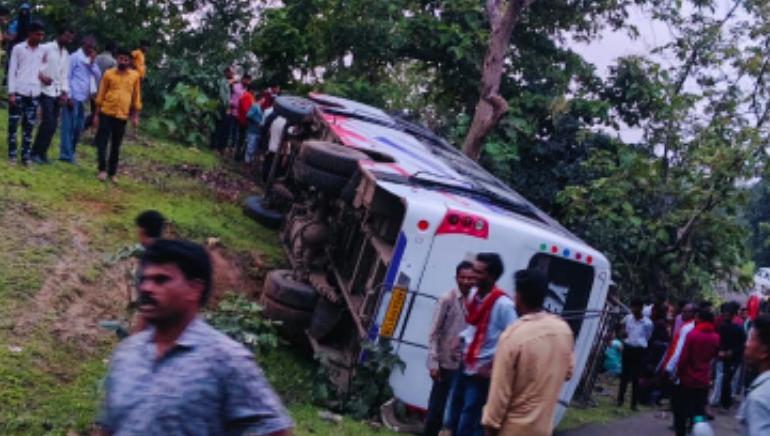 अनियंत्रित होकर खुशी ट्रेवल्स की बस पलटी ,यात्रियों को आईं मामूली चोटें बस गैरत  गंज से हैदर गड़ जा रही थी