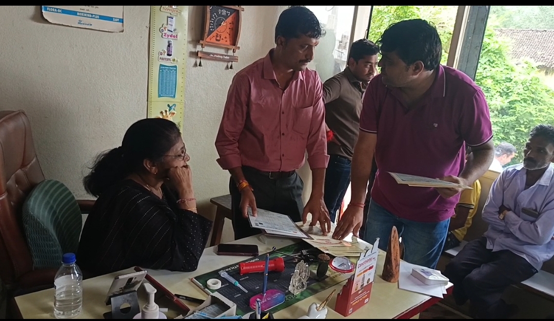 अंजड:-मुख्य चिकित्सा एवं जिला स्वास्थ्य अधिकारी सुरेखा जमरे ने सोमवार को मय दल बल के साथ नगर के अस्पताल चौक में संचालित श्री साई क्लिनिक तथा राजपुर रोड स्थित बंगाली डॉक्टर द्वारा संचालित क्लिनिक पर अचानक कार्रवाई की किया सील