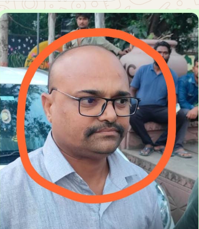 श्री रामविलास गुर्जर, संचालक द सेंट पीटर्स कॉन्वेंट हायर सेकंडरी स्कूल, नगीन नगर,एरोड्रम रोड इंदौर से नीरज गर्ग, खंड श्रोत समन्वयक(BRC), इंदौर शहर 30,000 रूपये की रिश्वत लेते हुवे रंगे हाथो पकड़े गए