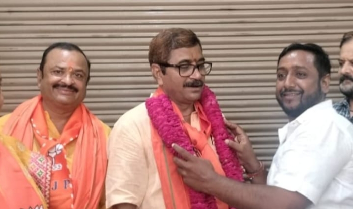 वाराणसी 28 अगस्त स्वच्छता अभियान के तहत डॉ, नीलकंठ तिवारी विधायक जी द्वारा क्षेत्र में विशेष सफाई  अभियान चलाया गया जिसमे जल कल विभाग और सफाई विभाग रहा मौजूद  और गलियों में रोड समस्याको देखा की  सफाई