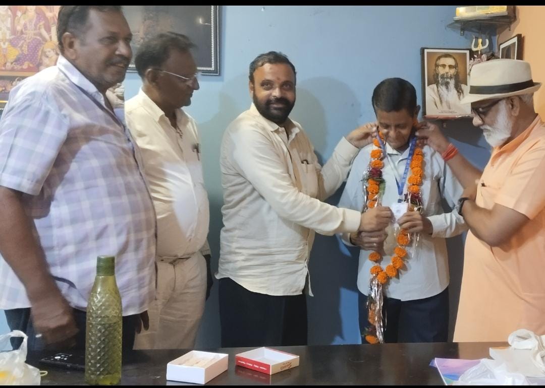 मनावर के स्वप्निल शर्मा को आजीवन अधिमान्यता परिचय पत्र किया भेंट नगर पालिका अध्यक्ष  ने किया स्वागत