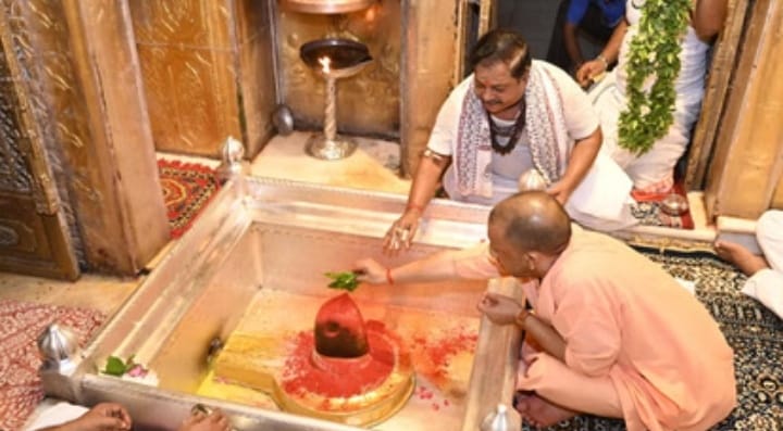 मुख्यमंत्री योगी ने काशी विश्वनाथ और काल भैरव के दर्शन पूजन किये , 