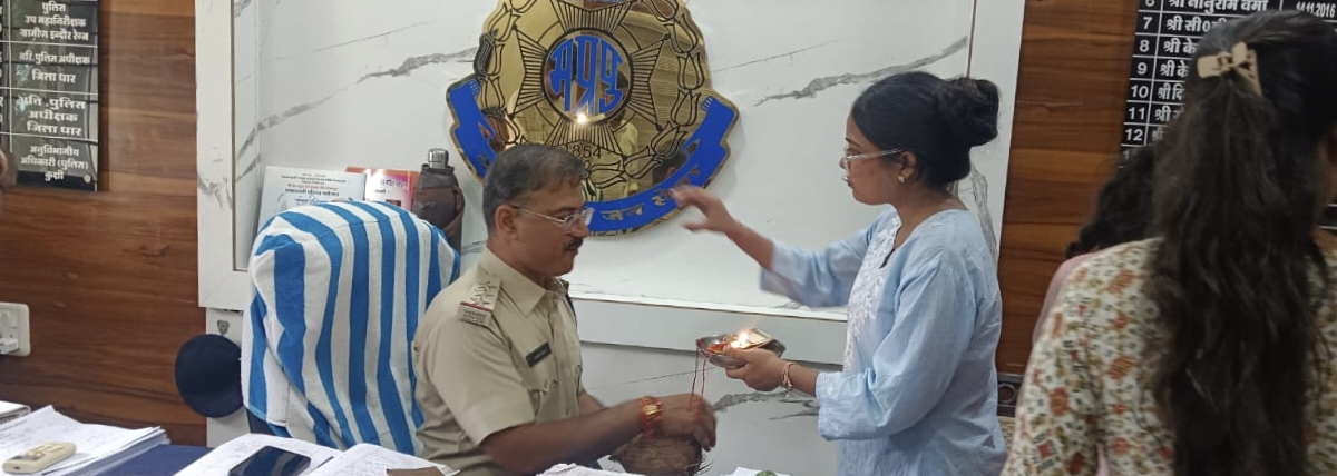 कुक्षी अखिल भारतीय विद्यार्थी परिषद के छात्राओं व कार्यकर्ताओं ने नगर थाना पुलिसकर्मियों को रक्षाबंधन पावन पर्व मनाया