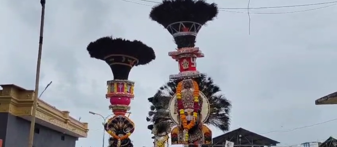 कुक्षी नगर कुक्षी में वाल्मीकि समाज के आराध्य भगवान गोगा देव जी महाराज के पवित्र छड़ी निशान की भव्य शोभा यात्रा धूम धाम से निकाली गई जगह जगह हुवा स्वागत