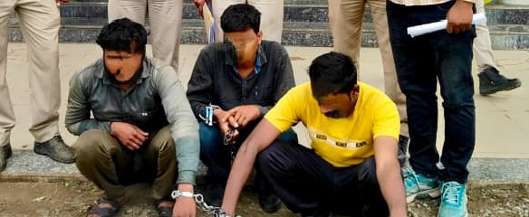 थाना अंजड पुलिस की बड़ी कार्यवाही किसानों के मोटर पंप से कॉपर के तार चोरी करने वाला गिरोह थाना अंजड़ पुलिस की गिरफ्त में 3आरोपी गिरफ्तार एक फरार  आरोपी  का नाम अब्दुल रहीम मंसूरी धनोरा 