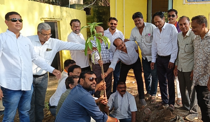 प्रधानमंत्री नरेंद्र मोदी के जन्म दिवस पर नगर अंजड़ में सिविल अस्पताल अंजड़ में मरीजों को फल वितरण कर दोपहर 3:00 बजे एकीकृत माध्यमिक विद्यालय सुसाड मोहल्ले में वृक्षारोपण कर नशा मुक्ति की शपथ दिलाई गई