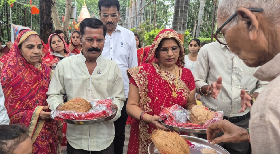 अंजड शारदीय नवरात्र के पावन पर्व पर भावसार समाज ने चुनरी यात्रा निकालकर मां नगरी माता को अर्पित की चुनरी देश में एव नगर में  सुख समृद्धि की कमाना की