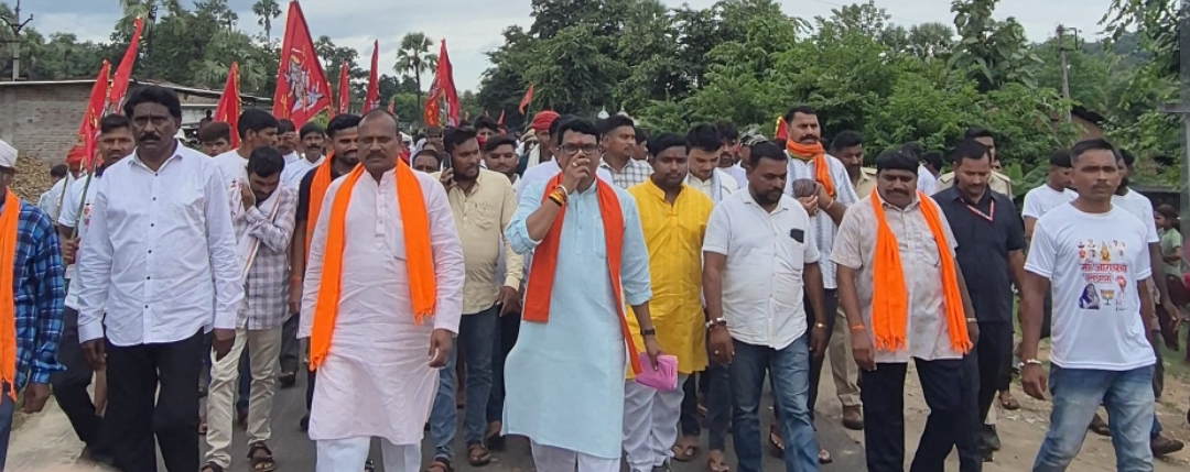 अलीराजपुर के समीप ग्राम अंबाडबेरी से डबेरी बाबा ईश्वर तक मां आराधना पदयात्रा में विधायक नागर सिंह चौहान सहित हजारों की संख्या में भक्त हुए सम्मिलित