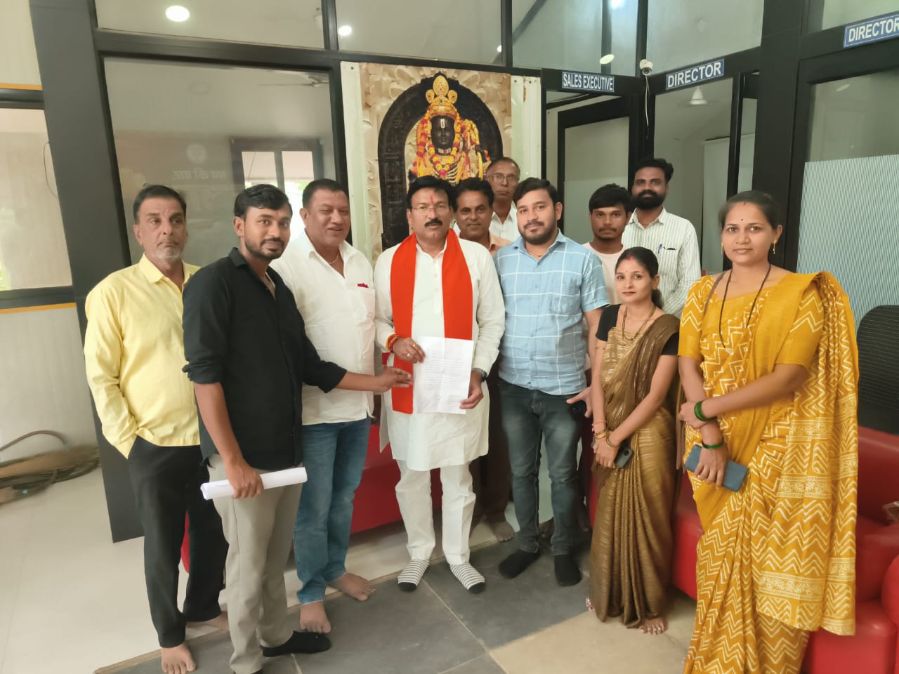 बडवानी जिले के शासकीय उचित मूल्य विक्रेताओं ने सासद पटेल को सोपा ज्ञापन राशि बढ़ाने की मांग जो राशि मिल रही है उसमें दुकान चलाना हुआ मुश्किल कई दुकान बंद होने की कगार पर