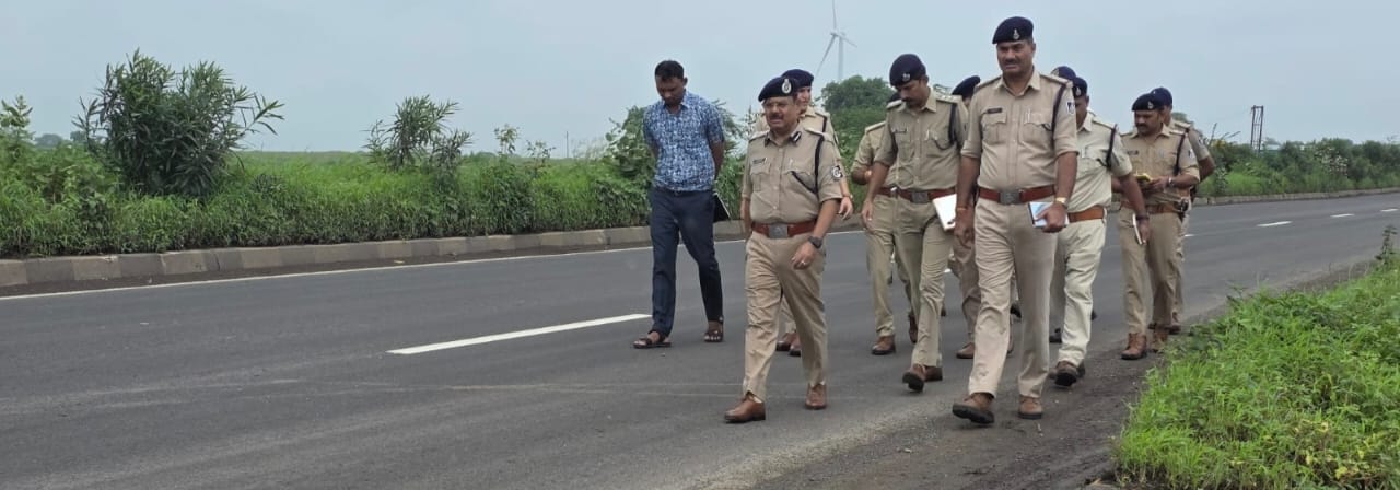 धार कार के पंचर होने पर जेक निकालते समय अज्ञात पांच बदमाशो ने कार सवार से लूट की घटना को दिया अंजाम 1लाख नगद इव दो लाख के आभूषण लूटे  पुलिस अधीक्षक ने घटना स्थल का किया पैदल निरीक्षण