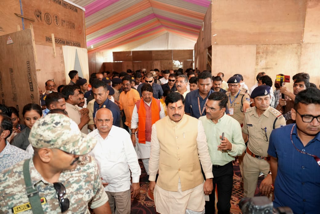 धार  ग्राम भैंसोला में प्रधानमंत्री के आगमन को लेकर मुख्यमंत्री डॉ. मोहन यादव ने तैयारियों का लिया जायजा, कहा- पीएम मित्रा पार्क से क्षेत्र का समग्र विकास होगा