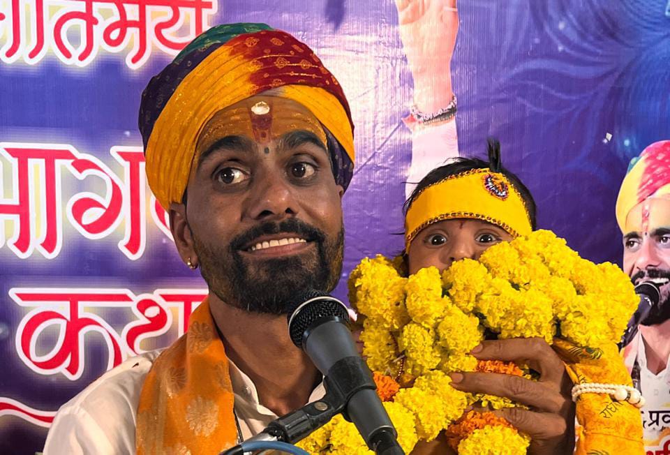 नालछा। श्राद्ध पक्ष में पितृमोक्ष एवं पूर्वजों की पावन स्मृति में सादुदिया (भगत) परिवार द्वारा कुशवाह समाज धर्मशाला में आयोजित श्रीमद्भागवत महापुराण कथा के चतुर्थ दिवस पर भक्तिमय वातावरण के बीच भगवान श्रीकृष्ण जन्मोत्सव बड़े ही हर्षोल्लास और श्रद्धाभाव के साथ मनाया गया।