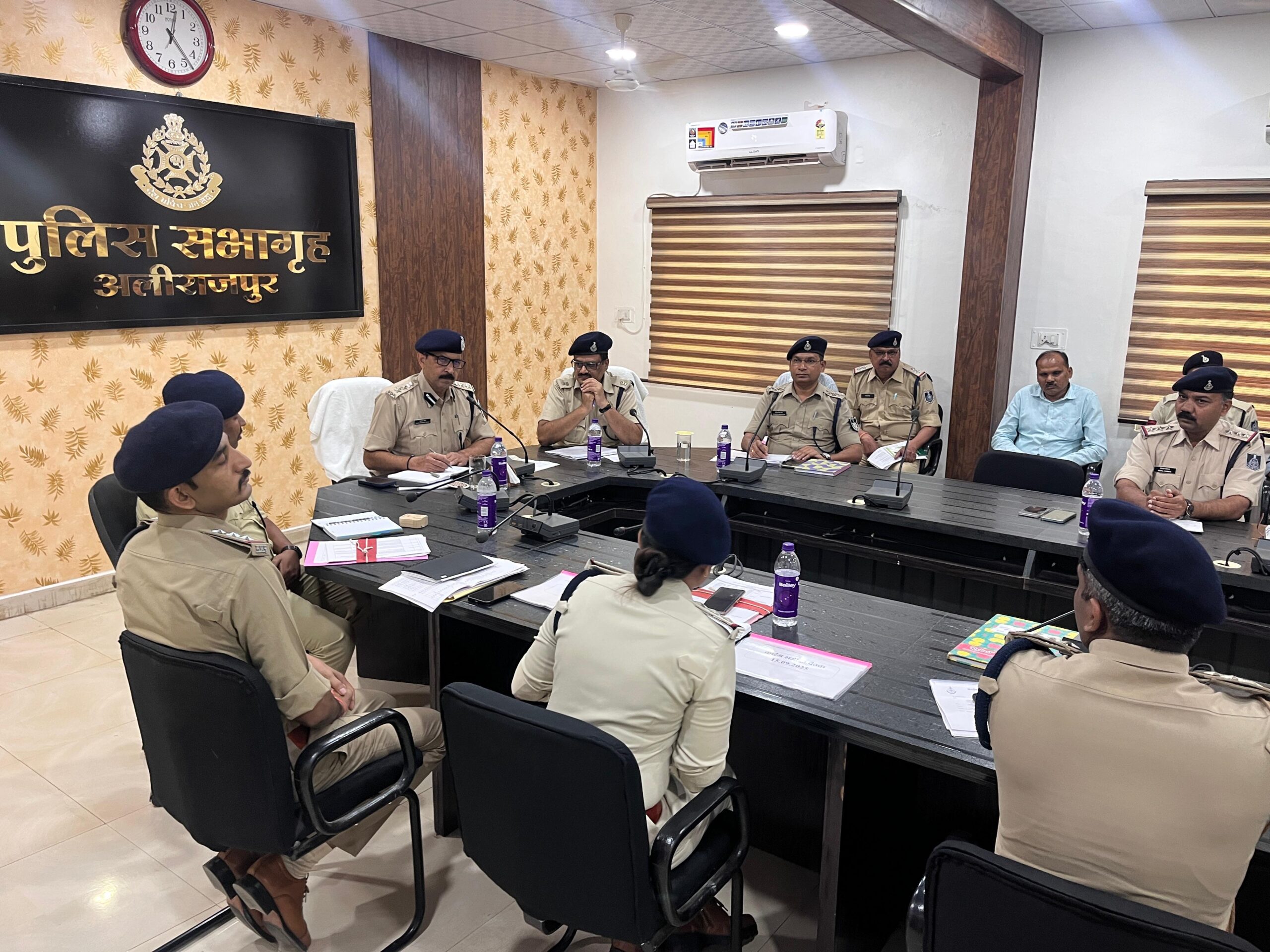 अलीराजपुर नवागत पुलिस अधीक्षक श्री रघुवंश कुमार सिंह की प्रथम अपराध समीक्षा बैठक आयोजित • जिले के समस्त पुलिस अधिकारियों से सौजन्य भेंट एवं परिचय प्राप्त किया।