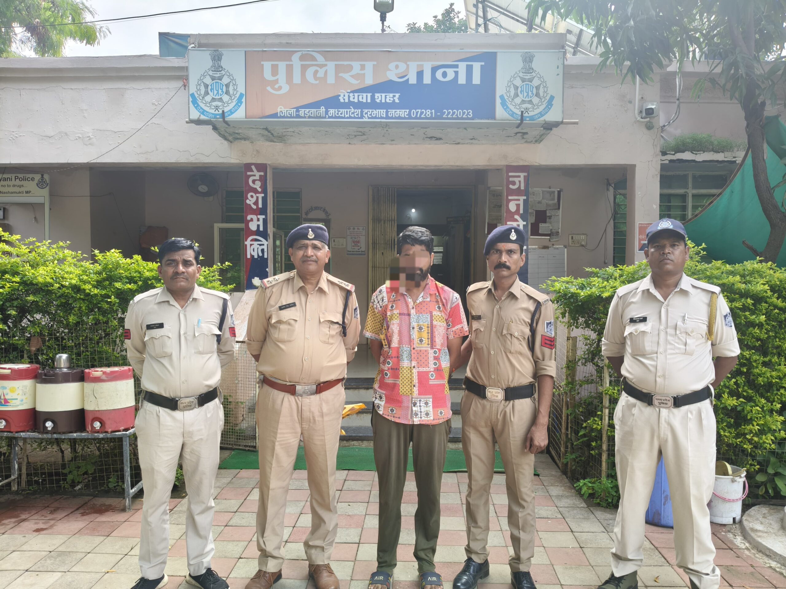 सेंधवा अपराध करके फरार हुवे आरोपी रशीद उल्ला शेख को 12 वर्ष बाद 1100 किलोमीटर दूर उत्तर प्रदेश के गाजियाबाद सेपकड़ा आरोपी बन्नी सर के नाम से कोचिंगमे  प्रोजेक्ट बनाकर छात्रों को देता था