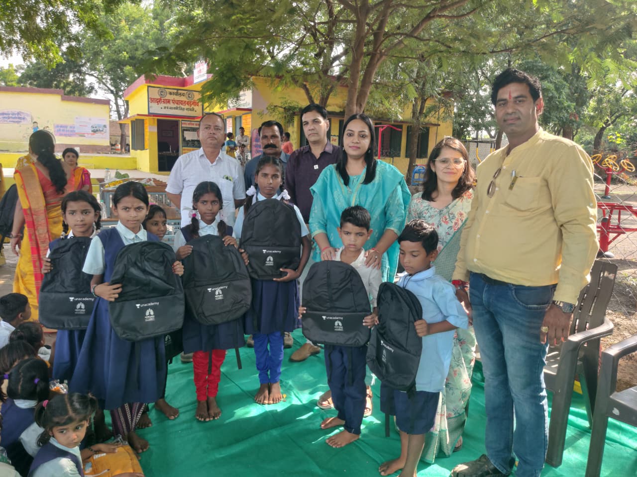 बड़वानी जनभागीदारी से बच्चो का भविष्य होगा उज्जवल - जयति सिंह कलेक्टर बड़गांव में आयडीबीआई बैंक ने दिया फर्नीचर लायंस क्लब ने बांटे कपड़े और बस्ते