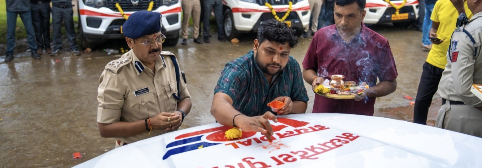 धार पुलिस अधीक्षक धार  मनोज कुमार सिंह ने हरी झंडी दिखाकर रवाना किए 22 अत्याधुनिक डायल 112 वाहन जिनके व्दारा शहर में नई आपातकालीन सेवा की जानकारी और सुरक्षा का संदेश प्रसारित करते हुए निकाला फ्लैग मार्च।